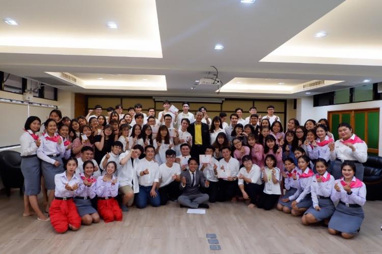Ngày 05/7/2019 vừa qua, 56 sinh viên ngành Du lịch và Quản lý du lịch hệ CLC Khóa 21 thuộc Khoa KHXH&NV đã vừa đáp chuyến bay trở về Việt Nam, kết thúc một tháng học tập và kiến tập tại Trường đại học NaKhon Pathom Rajabhat, Thái Lan.